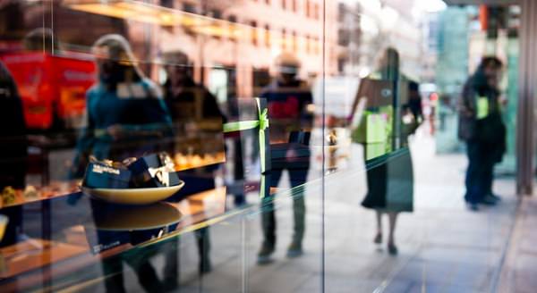 Pulling Focus to Reflections with Shallow Depth of Field